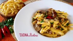 cavatelli fatti a mano con funghi e salsiccia