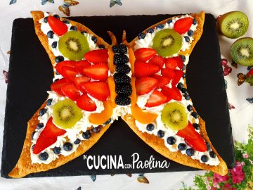 farfalla di pasta sfoglia con crema di cocco e frutta
