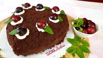torta al cacao con panna e ciliegie