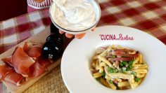Pasta con panna da cucina fatta in casa