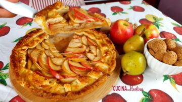 torta di pasta sfoglia con mele, pere e amaretti